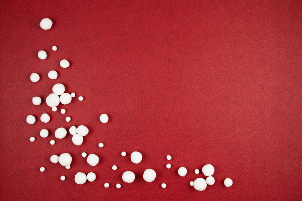 Белые снежные шары на красном фоне
 - Фото, изображение