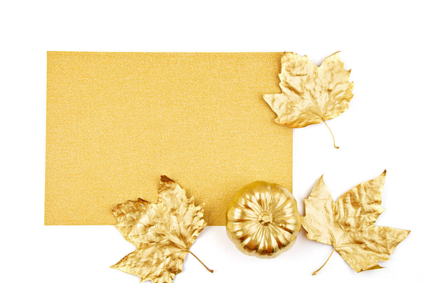Carte de vœux de Thanksgiving ou Halloween ou invitation avec citrouille dorée et objets de fête, chauves-souris, vue aérienne. Maquette, position plate
  - Photo, image