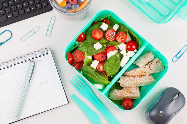 Уберите коробку с обедом со свежим салатом и тунцом над офисом
 - Фото, изображение