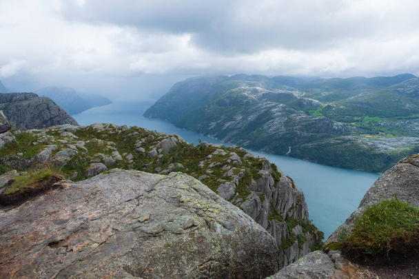 Preikebolen ογκώδη γκρεμό Νορβηγία, Lysefjorden θέα το καλοκαίρι το πρωί. Όμορφη φυσική πεζοπορία διακοπών με τα πόδια ταξίδια σε προορισμούς της φύσης έννοια. Ιούλιος 2019 - Φωτογραφία, εικόνα
