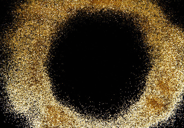 Maquette de cercle de paillettes dorées avec l'espace pour le texte sur fond noir
 - Photo, image