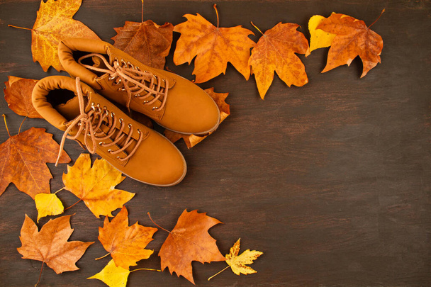 Vue de dessus sur les bottes d'automne orange et les feuilles d'automne
  - Photo, image