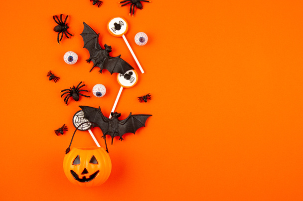Halloween dýně s Halloween party předměty, netopýři, pavouci a pamlsky - Fotografie, Obrázek