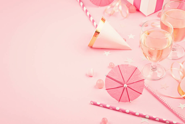 Accesorios de fiesta para niñas sobre el fondo rosa
 - Foto, imagen