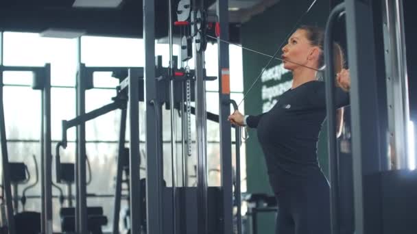 Mujer joven realiza un entrenamiento circular en el gimnasio
 - Imágenes, Vídeo