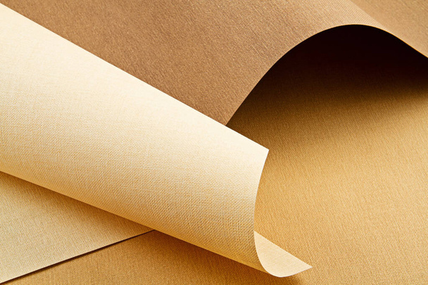 Streszczenie tła walcowanych arkuszy papieru teksturowanego o różnych odcieniach ciepłych kolorów - Zdjęcie, obraz