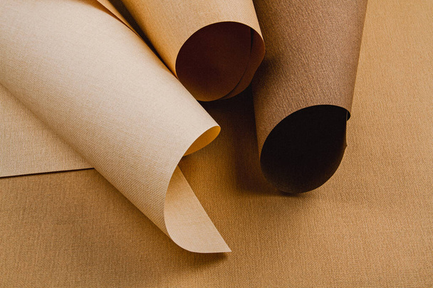 Farklı tonlarda rulo dokuma kağıtların soyut arka planı - Fotoğraf, Görsel