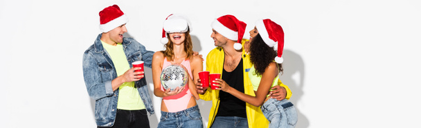 colpo panoramico di amici multiculturali felici vicino a donna allegra in cuffia realtà virtuale con disco ball su bianco
  - Foto, immagini
