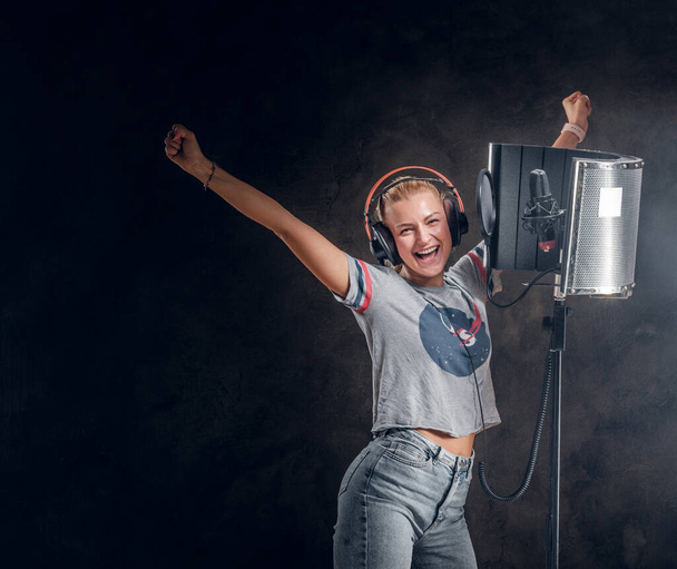 Portrait of singing girl at audio studio - Fotografie, Obrázek