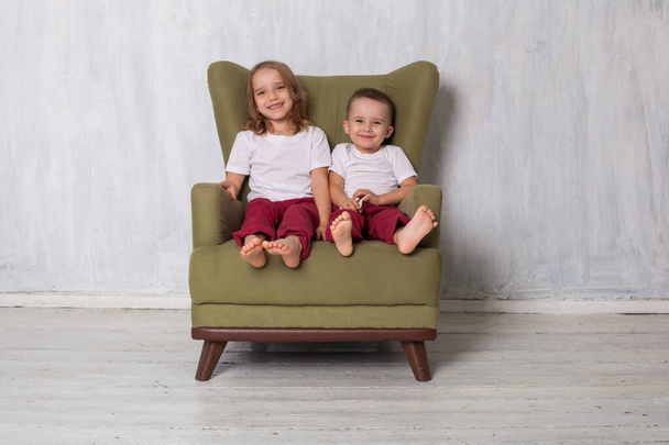 menino com menina irmão e irmã sentados juntos em um quarto
 - Foto, Imagem