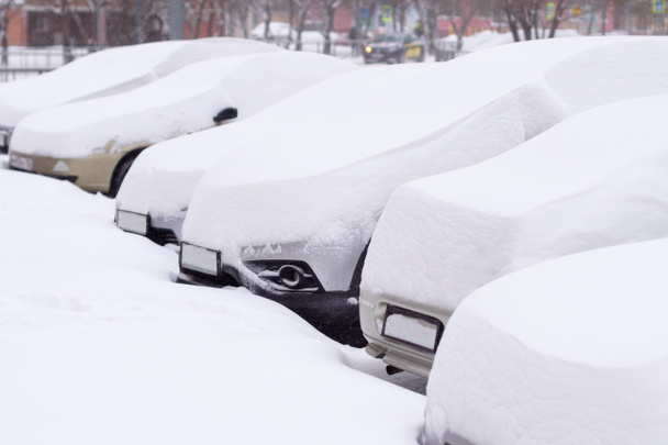 Voitures complètement recouvertes de neige sur le parking
. - Photo, image