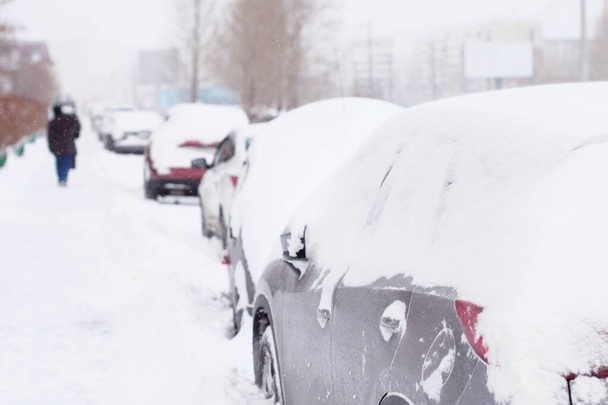 Автомобілі повністю вкриті снігом на парковці
. - Фото, зображення