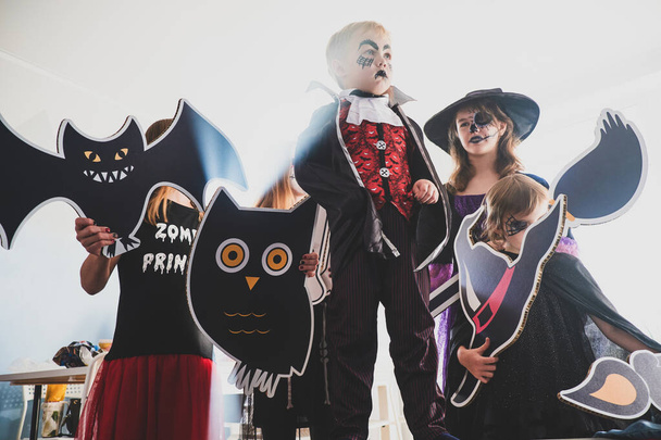 Kinder feiern eine Halloween-Party - Foto, Bild
