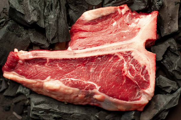 сырое мясо на черном фоне  - Фото, изображение