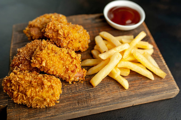 poulet et frites dans une assiette
 - Photo, image
