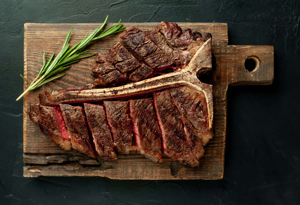 syrový hovězí steak na tmavém pozadí - Fotografie, Obrázek