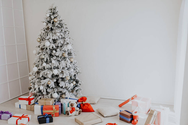Christmas tree białe tło wnętrze pokoju nowy rok prezenty święta - Zdjęcie, obraz