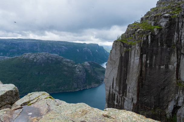 Preikestolen масивний скеля Норвегія, Lysefjorden літній ранок вид. Прекрасна екскурсія по природних місцях - прогулянки пішки. Липень 2019 - Фото, зображення