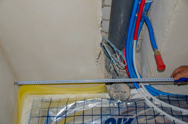 Mesure les tuyaux en plastique. Plombier remplaçant des tuyaux en fer dans un appartement
 - Photo, image