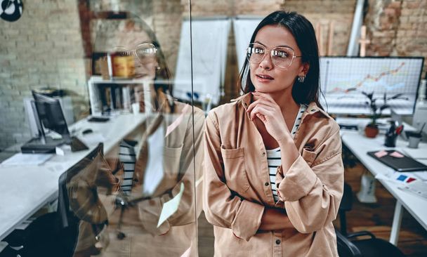 Young business woman in office - 写真・画像