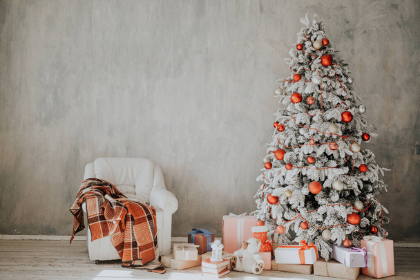 Новий рік Домашній інтер'єр Біла різдвяна ялинка вогні скручують зимові святкові подарунки
 - Фото, зображення