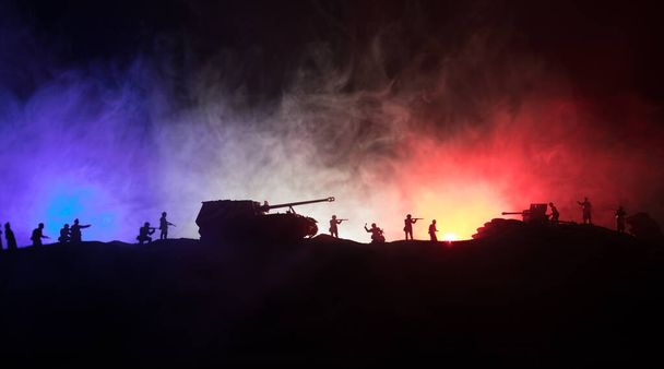 Πολεμική ιδέα. Στρατιωτικές σιλουέτες αγωνίζονται σκηνή στον πόλεμο ομίχλη ουρανό φόντο, παγκόσμιος πόλεμος Γερμανικά άρματα φιγούρες κάτω από συννεφιασμένο ορίζοντα τη νύχτα. Σκηνή επίθεσης. Τεθωρακισμένα οχήματα και πεζικό. - Φωτογραφία, εικόνα