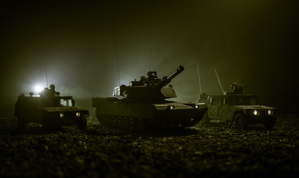 Carro patrulha militar no fundo do pôr-do-sol. Conceito de guerra do exército. Silhueta de veículo blindado com soldados prontos para atacar. Decoração de obras de arte. Foco seletivo
 - Foto, Imagem