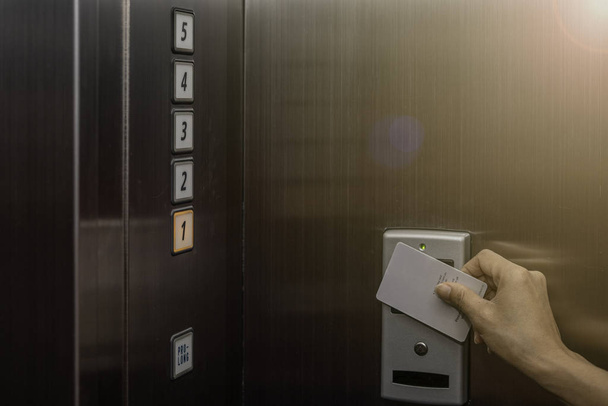 Κλειδί κάρτας εγγύτητας για να πιστοποιήσει την αυθεντικότητα για να ξεκλειδώσετε το ασανσέρ befor - Φωτογραφία, εικόνα
