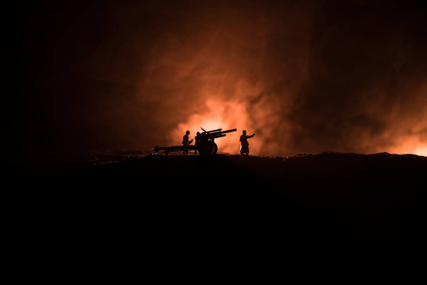 War concept. Militaire silhouetten vechten scène op oorlog mist hemel achtergrond, Wereldoorlog Duitse tanks silhouetten onder bewolkte skyline 's nachts. Aanvals scène. Gepantserde voertuigen en infanterie. - Foto, afbeelding
