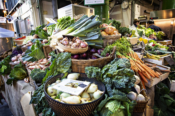 Londra Borough Market, Londra, İngiltere 'den sebze alışverişi - Fotoğraf, Görsel