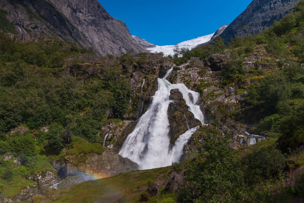 Wodospad Kleivafossen w Parku Narodowym Jostedalsbreen, Sogn og Fjordane, Norwegia. Duża ekspozycja. lipiec 2019 - Zdjęcie, obraz
