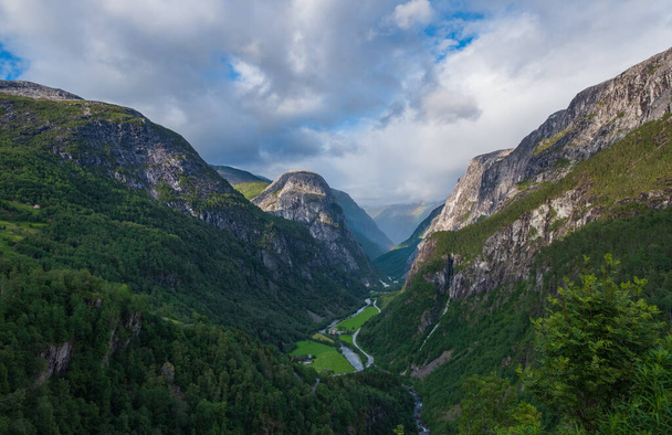 Όμορφη θέα στην κοιλάδα Naeroydalen και Peaks On Stalheim, Voss Νορβηγία. Ιούλιος 2019 - Φωτογραφία, εικόνα