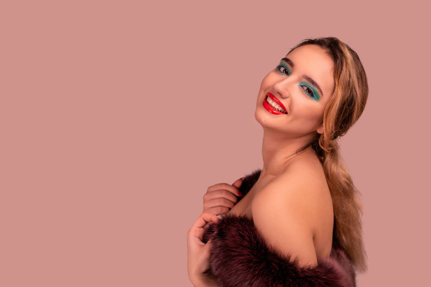 Retrato de moda de loira atraente com cor elegante brilhante
 - Foto, Imagem