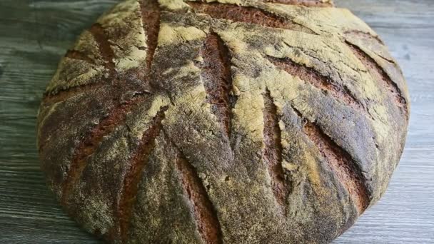 closeup άποψη του μεγάλου ψωμί ολικής σίκαλης με ενδιαφέρουσα επιφάνεια - Πλάνα, βίντεο