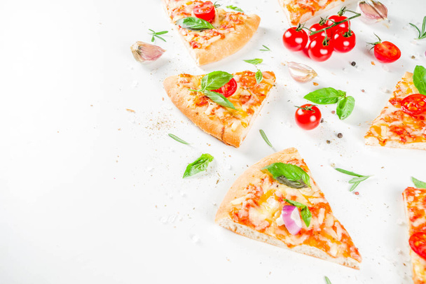 Stücke von kitschiger Pizza Margarita  - Foto, Bild