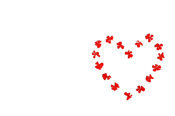patrón de corazón de geranio flores naturales rojas sobre un fondo blanco
 - Foto, imagen