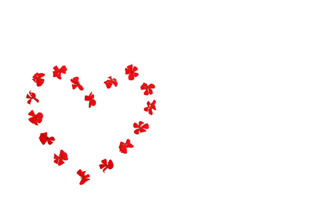 καρδιά μοτίβο των κόκκινων φυσικών λουλουδιών γεράνι σε λευκό φόντο - Φωτογραφία, εικόνα