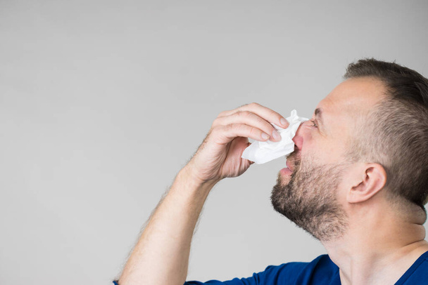 Man blowing nose - Foto, afbeelding