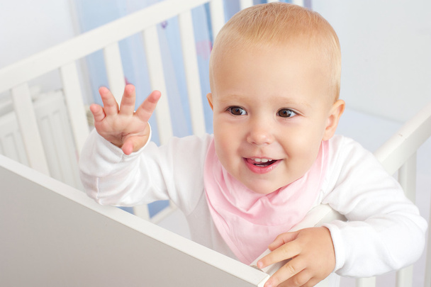 こんにちは手を振っている陽気な赤ちゃんの肖像画 - 写真・画像