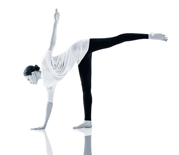 junge Frau macht Yoga-Übungen auf dem Boden. - Foto, Bild