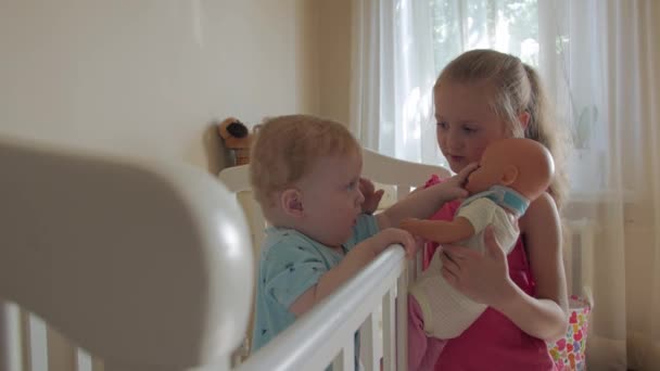 Little Sister Toddler Brother Play - Filmagem, Vídeo