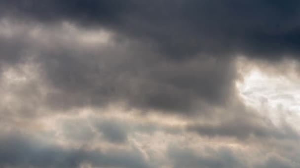 Темне небо перед дощем, хмари Кумула швидко рухаються по небу. Гнізда сонячного світла
. - Кадри, відео