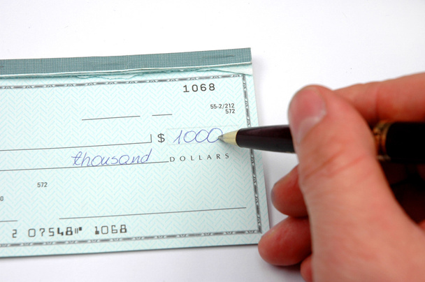 schrijven van een cheque - Foto, afbeelding