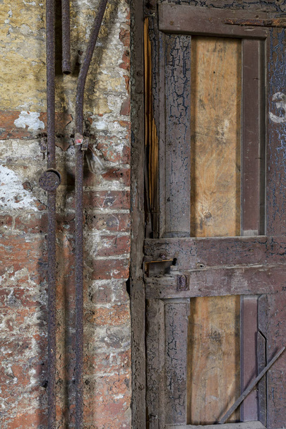 Двері і провідні труби
 - Фото, зображення