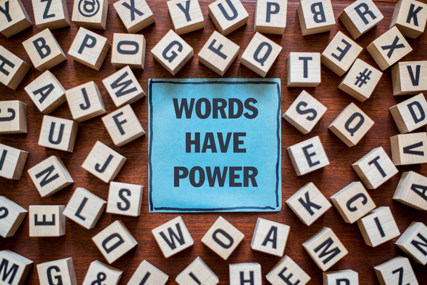 言葉は木のブロックに書かれたパワーワードを持っています - 写真・画像