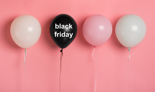 Ballons noirs du vendredi avec espace vierge pour la publicité de la boutique
 - Photo, image