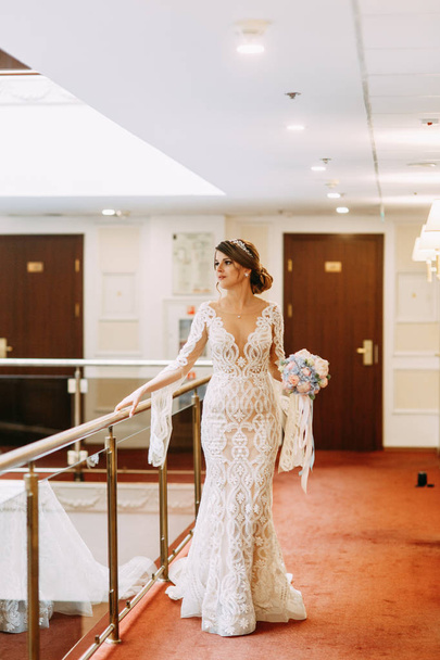 Stylish European style wedding in the hallway. Happy bride at the hotel.  - Foto, Bild