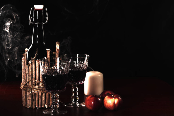 Viinipullo pöydällä, jossa on kaksi kristallilasia. Omenat ja kynttilä
. - Valokuva, kuva