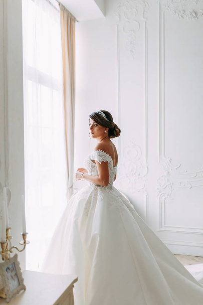 European-style wedding at the hotel. Bride in a white dress in the interior Studio.  - Foto, immagini