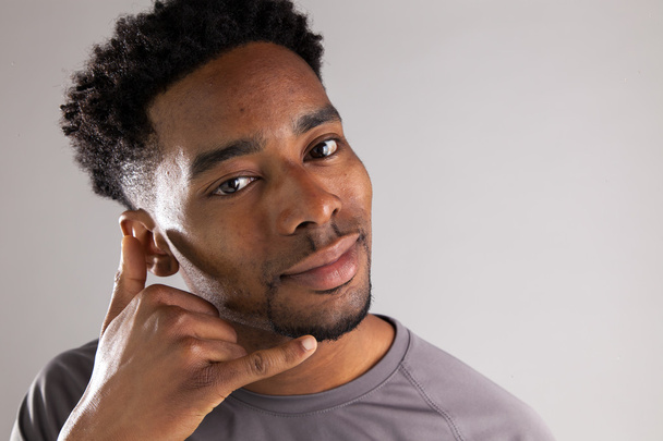 Houkutteleva afroamerikkalainen mies poseeraa studiossa
 - Valokuva, kuva